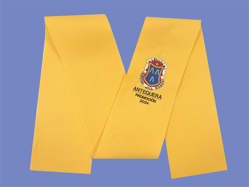 becas de graduación bordadas