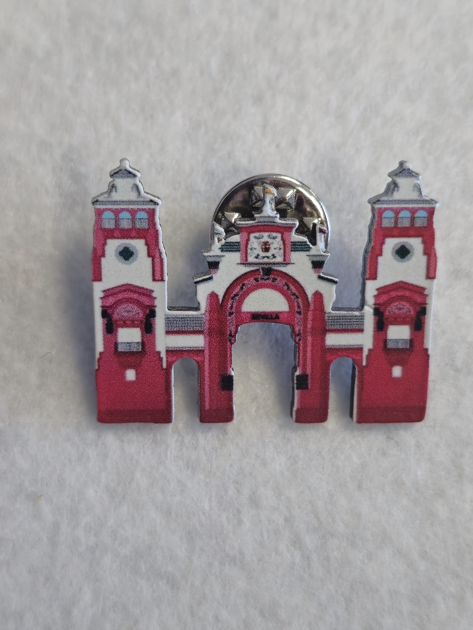 Lleva el espíritu de la Feria de Sevilla 2025 con nuestro pin exclusivo